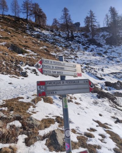 Indicazioni per il Lago Pescegallo lungo il percorso